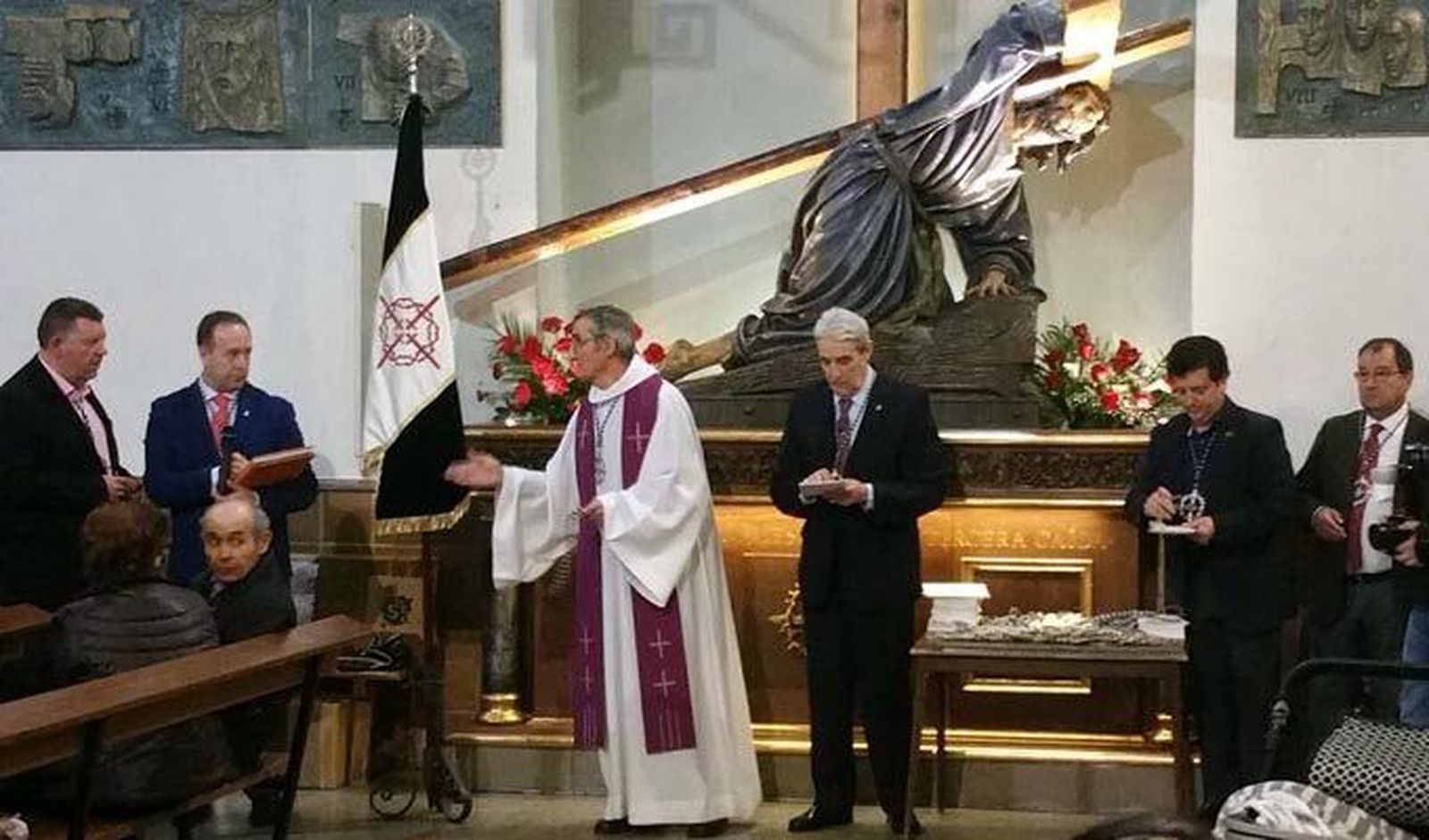 La Hermandad de Jesús en su Tercera Caída recibe a los nuevos hermanos