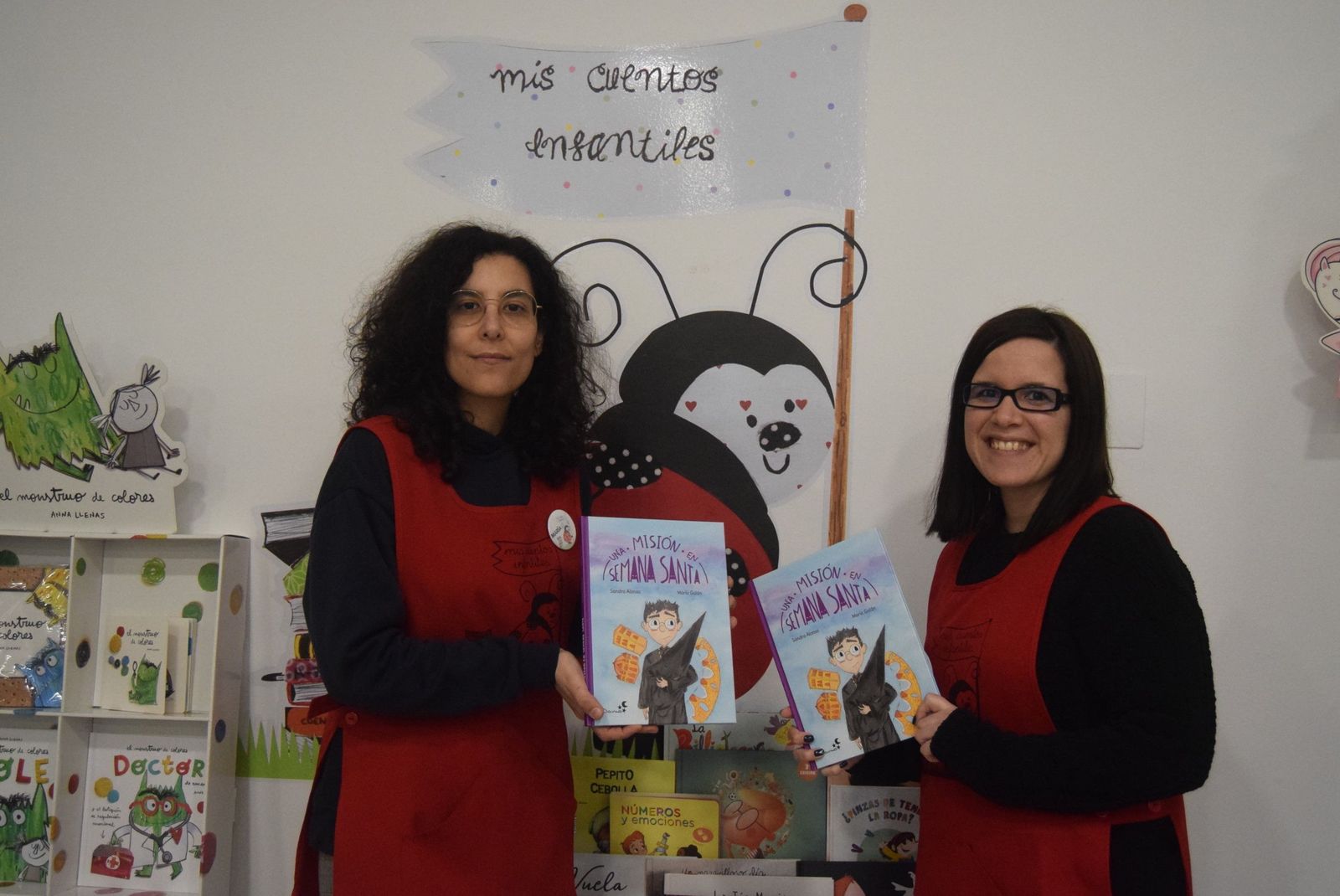 La ilustradora María Galán y la escritora Sandra Alonso posan con el libro 'Una misión en Semana Santa'