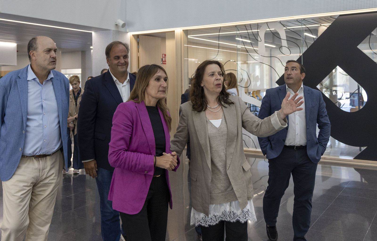 La consejera de Educación, Rocío Lucas, visita el nuevo instituto de Guijuelo, en Salamanca.