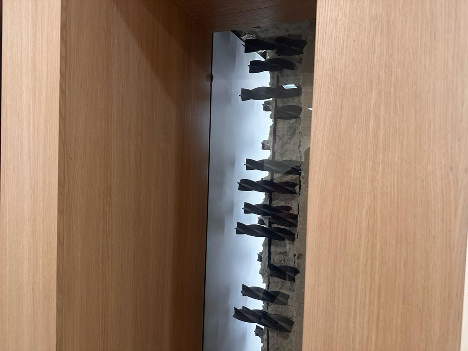 Fisuras hechas en la reforma para conocer el interior de los muros que rodean la cámara acorazada