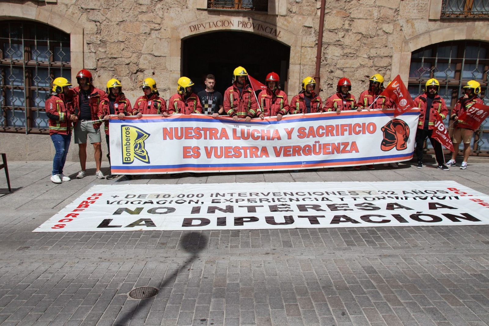 Bomberos de la Diputación se manifiestan en la Plaza Colón