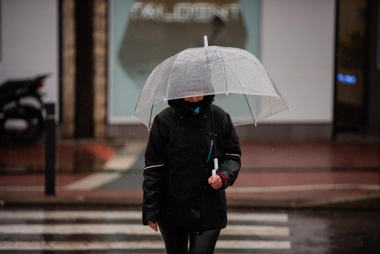 Imagen de una mujer con paraguas Ep
