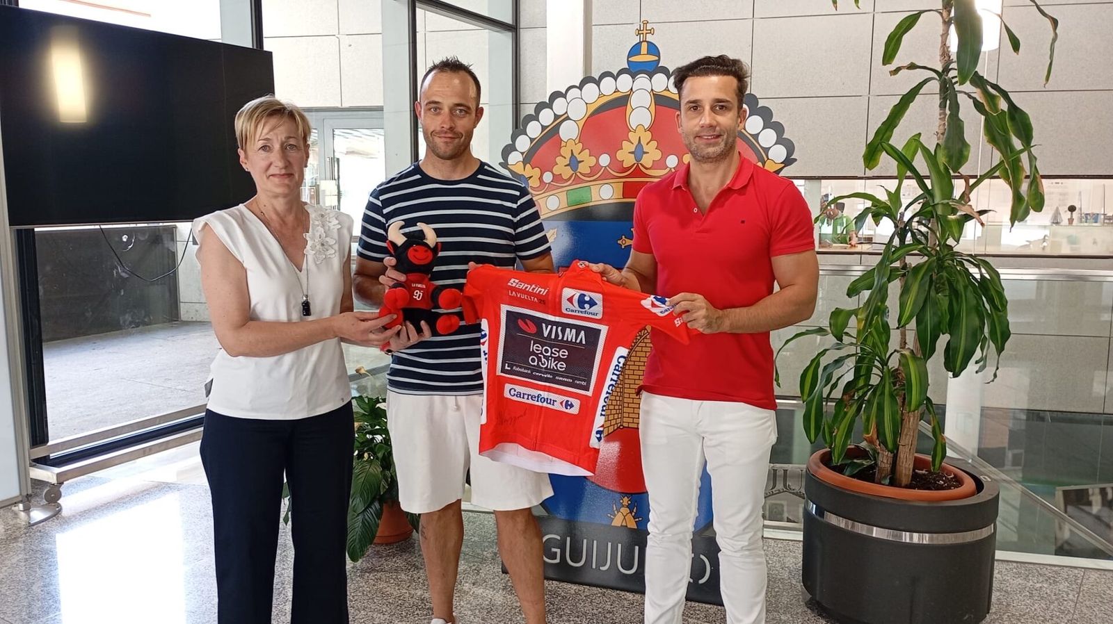 Javier Sánchez recoge el maillot de La Vuelta