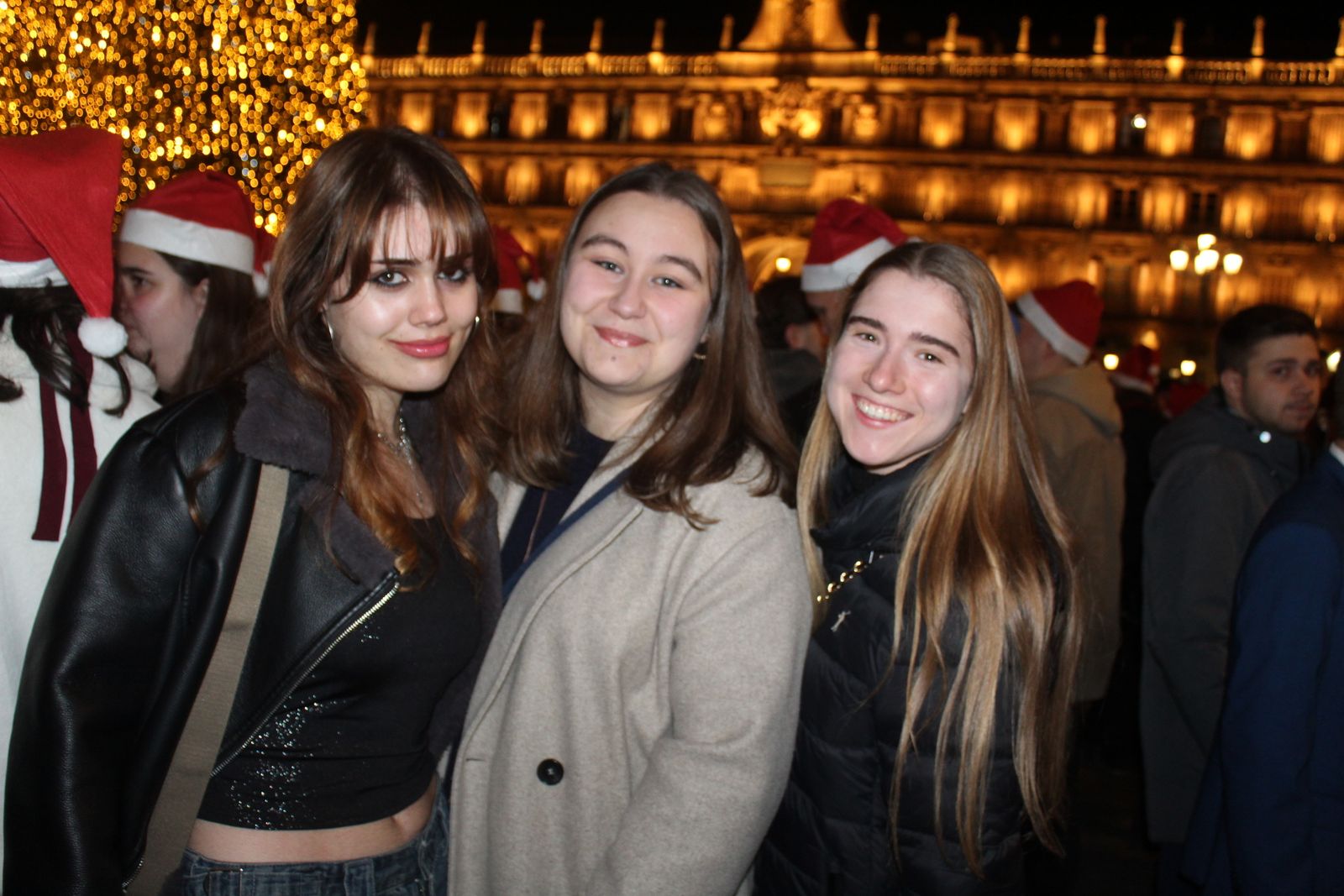 Miles de personas disfrutan de las campanadas y la fiesta del Fin de Año Universitario