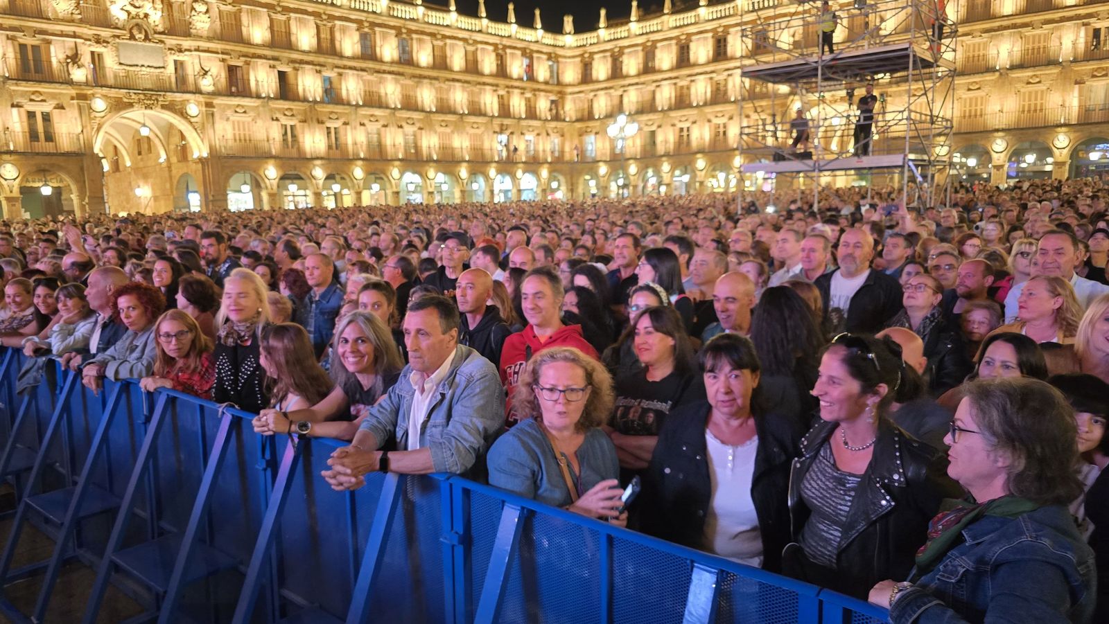 Medina Azahara hace vibrar a la Plaza Mayor de Salamanca con su eterno y emblemático rock