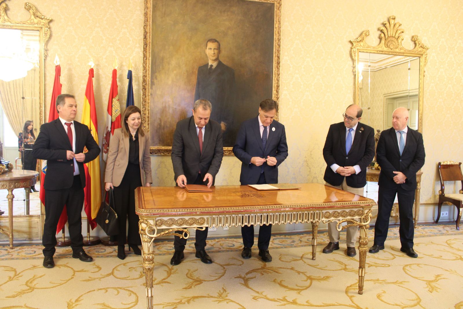 El alcalde de Salamanca y presidente de Zaldesa, Carlos García Carbayo, y el presidente del Consejo de Administración de la Autoridad del Puerto de Aveiro, Eduardo (7) el-alcalde-de-salamanca-y-presidente-de-zaldesa-carlos-garcia-carbayo-y-el-presidente-del-consejo-de-administracion-de-la-autoridad-del-puerto-de-aveiro-eduardo-7