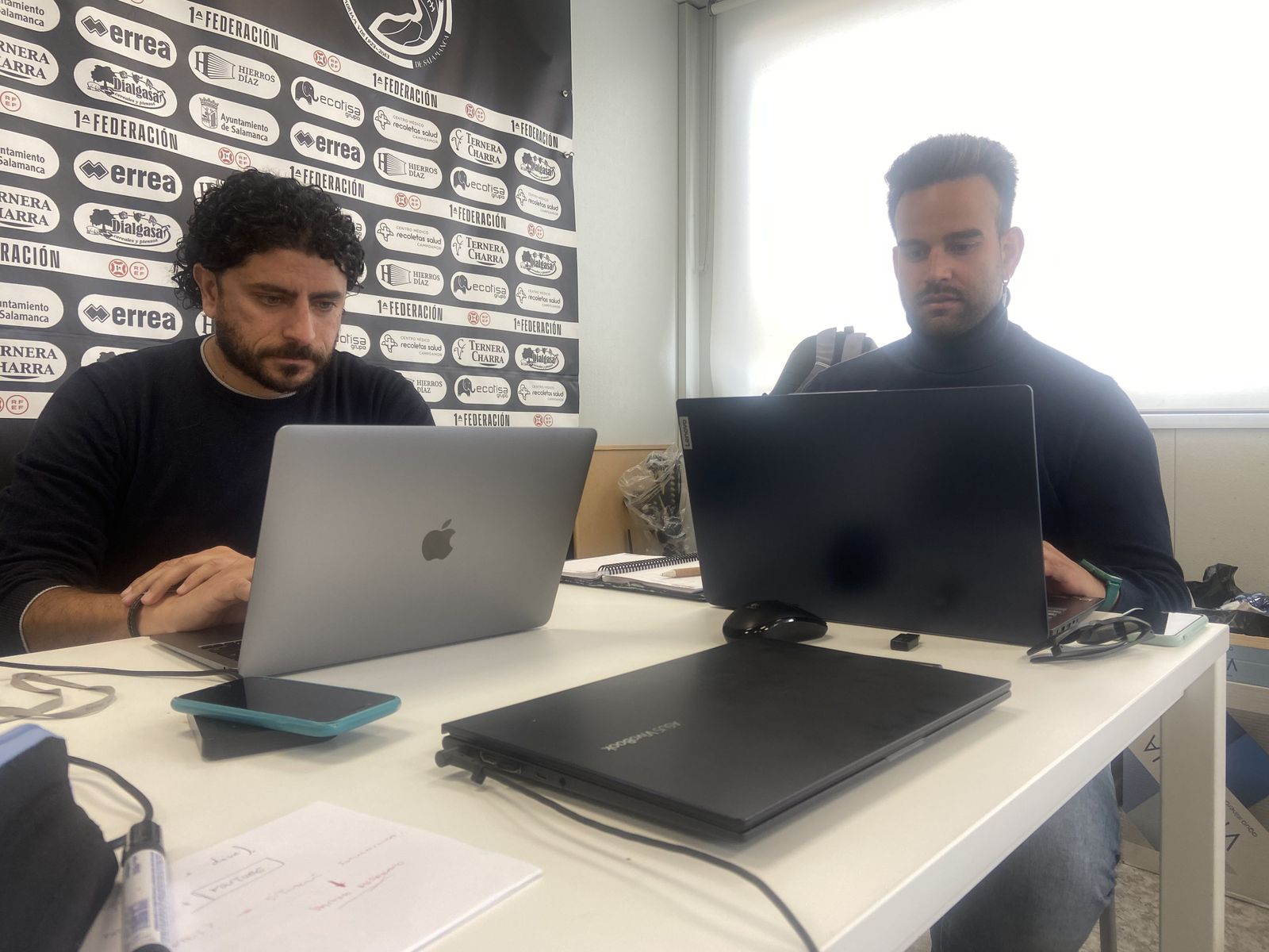 Rubén Andrés y Antonio Paz trabajan en las oficinas de Unionistas | FOTO SALAMANCA24HORAS.COM