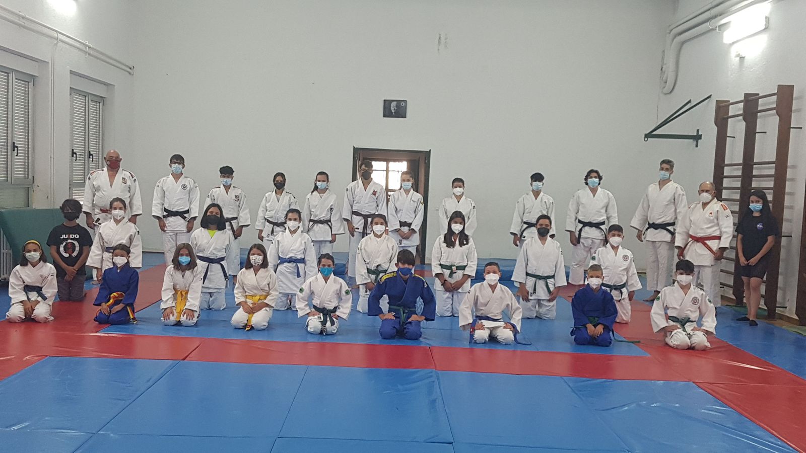 Varios de los jóvenes que están en la concentración.