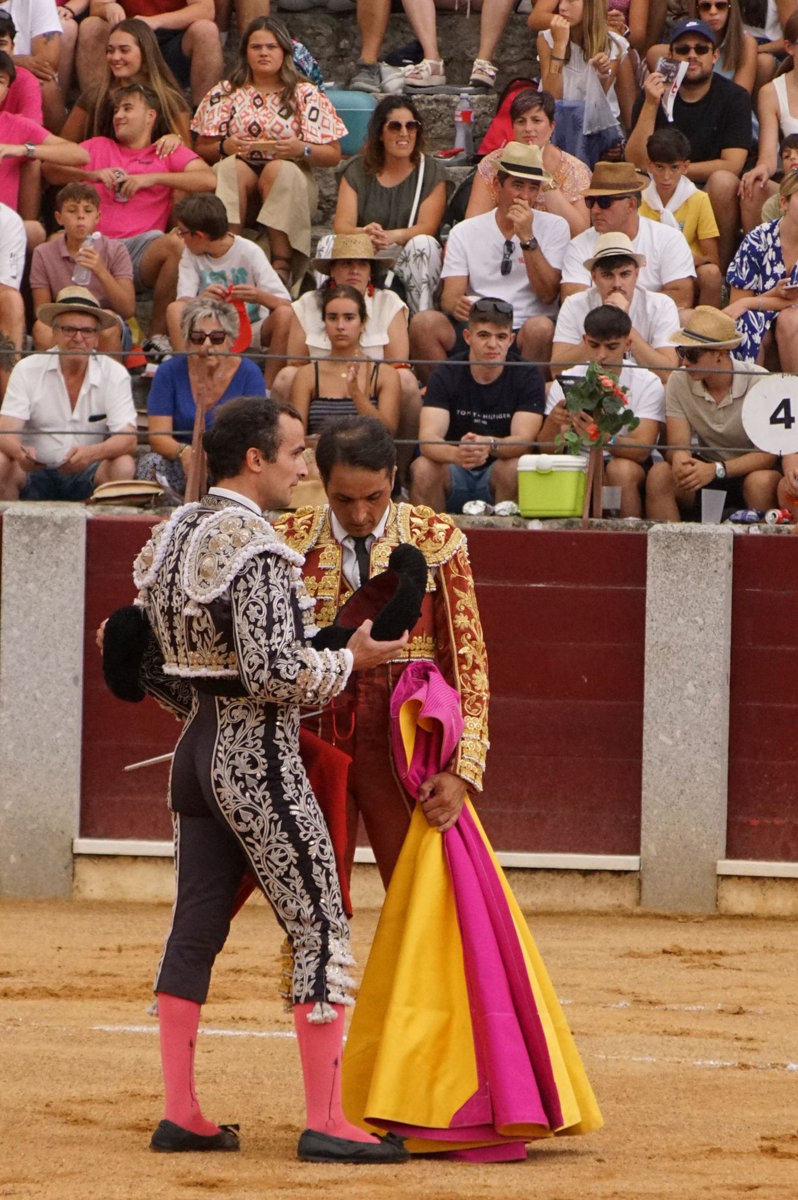 Javier Castaño se despide de Guijuelo y Damián Castaño, su hermano, e Ismael Martín salen a hombros en Guijuelo