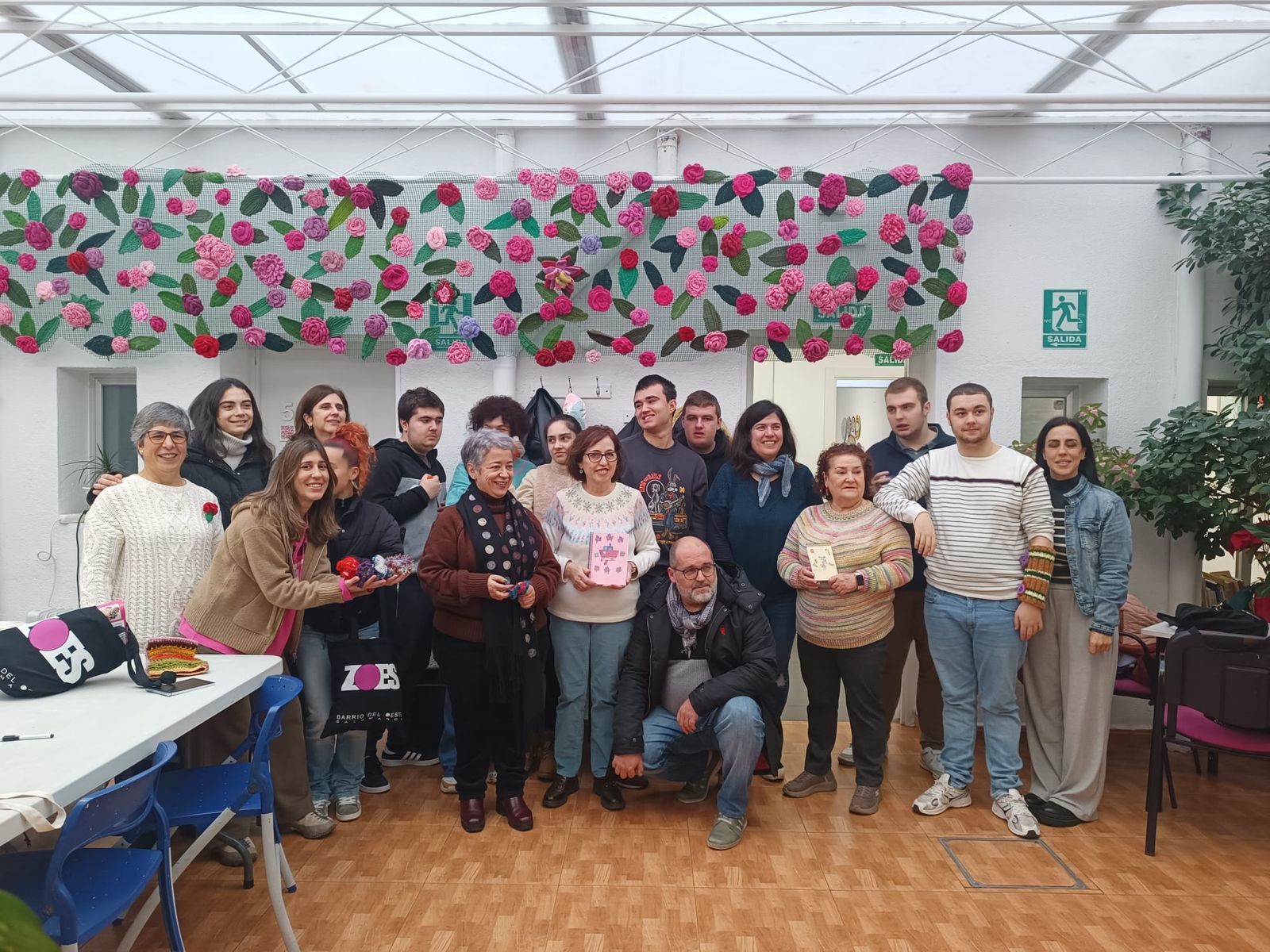 La Asociación ZOES entrega juegos hiperbólicos y manguitos tejidos a ganchillo con lana a entidades sociales de Salamanca