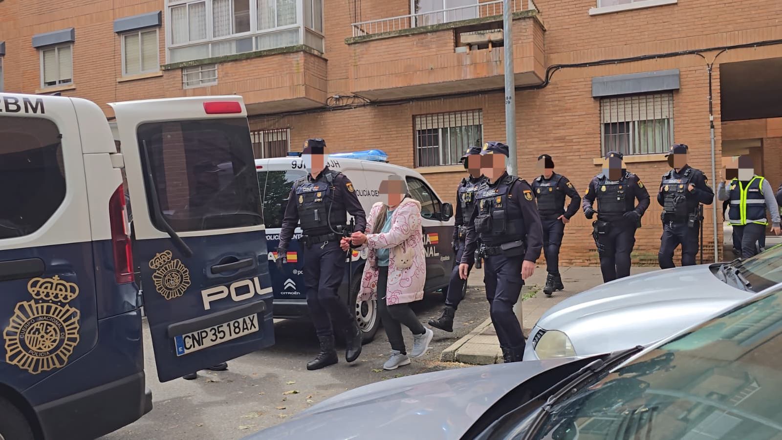 Una de las detenidas en el operativo antidroga en el barrio de Buenos Aires