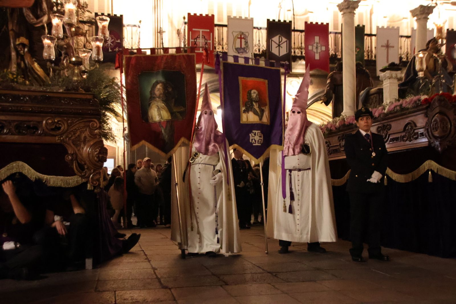 Emotivo desfile por el centenario de Seráfica Hermandad de Nazarenos con gran presencia de niños
