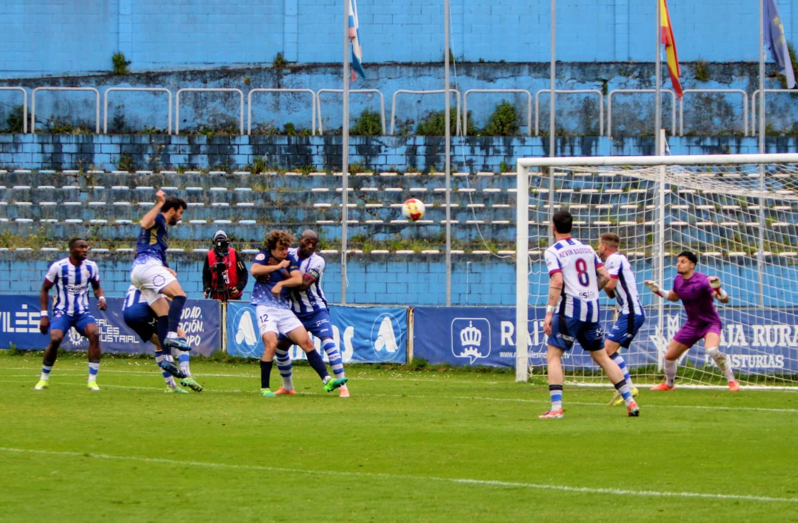Gol de De la Nava de cabeza ante el Real Avilés