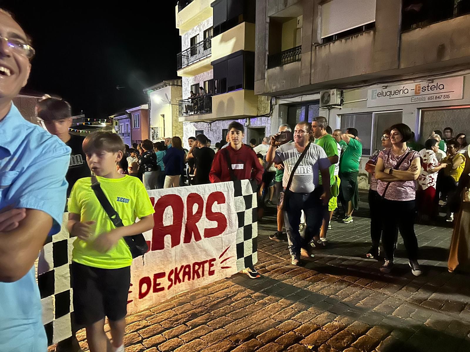 El desfile de carrozas de Aldeadávila vuelve a llenar de luz y color las calles en sus fiestas
