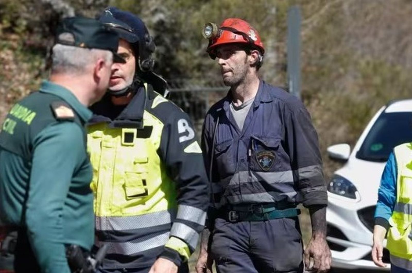 Un miembro de la Brigada de Salvamento Minero interviene en el accidente de la mina de Cerredo