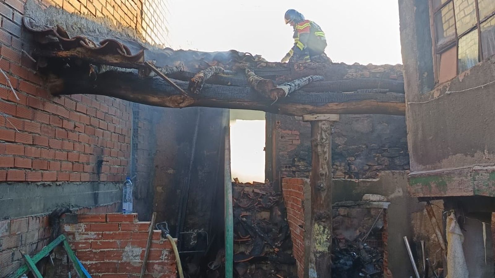 Los bomberos evitan la propagación de un incendio de una vivienda de un municipio de Zamora