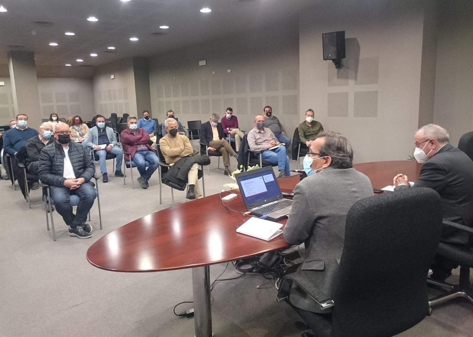 Cobos (I) y Áñvarez Villazán (D) en la reunión con los alcalde de la provincia de Valladolid. FOTO JCYL