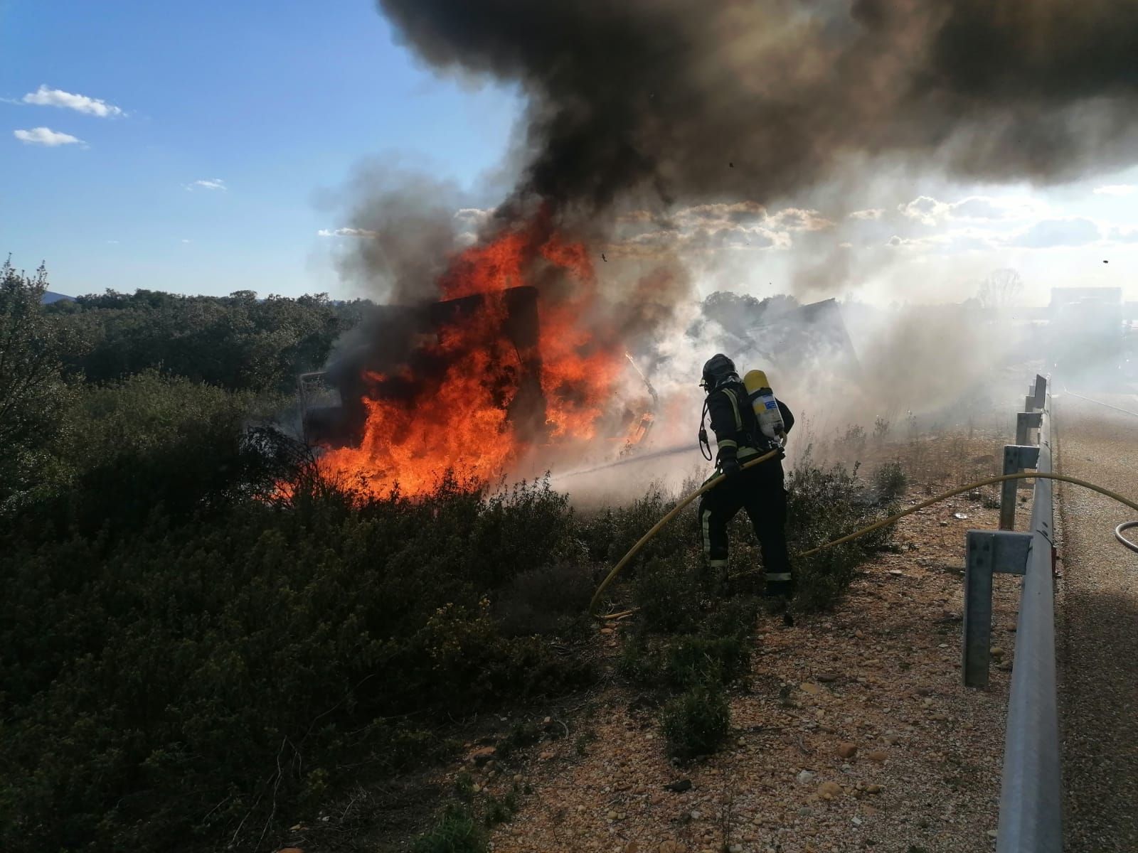 incendio-en-un-camion-tras-colisionar-con-una-furgoneta-10