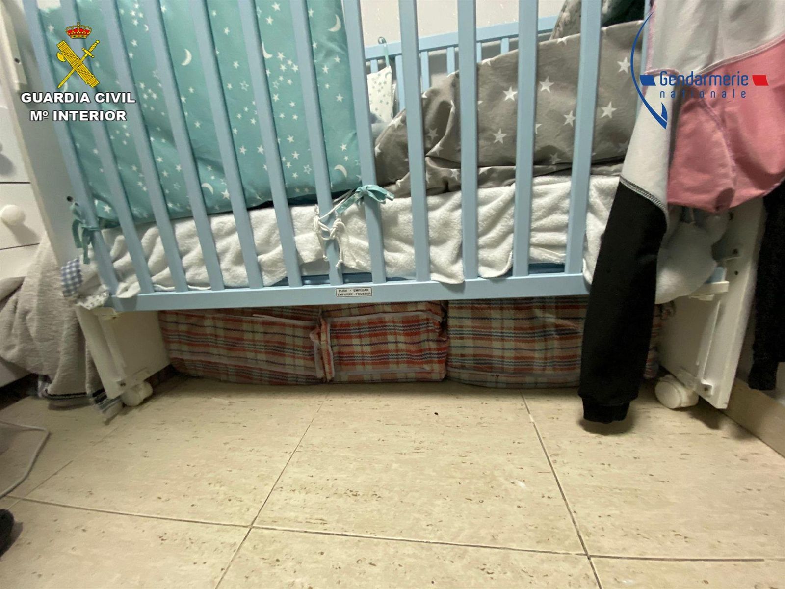 Droga incautada bajo una cuna de bebé. Foto: Guardia Civil