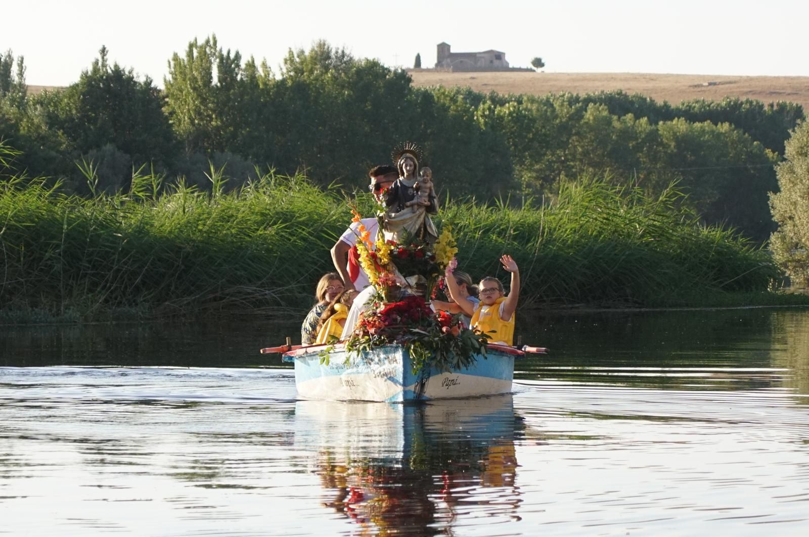 Procesión con la Virgen del Carmen por el río Tormes en Alba (29).jpeg