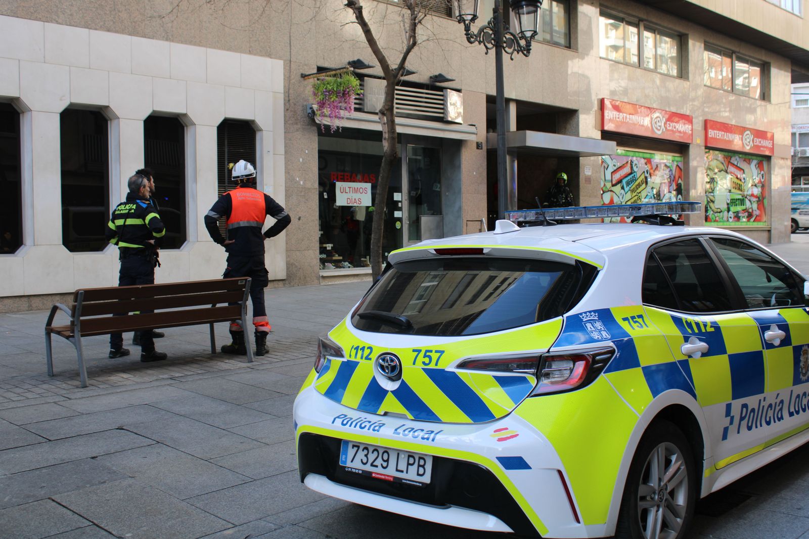 bomberos-y-policia-local-en-la-calle-bientocadas-por-olor-a-gas-12