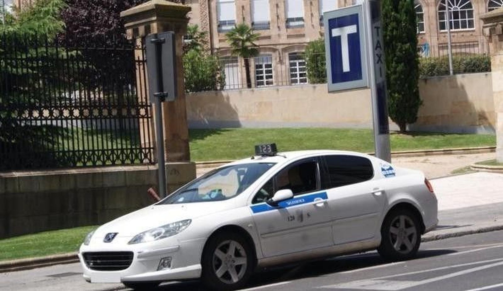Los taxistas del área metropolitana deciden congelar sus tarifas en 2014