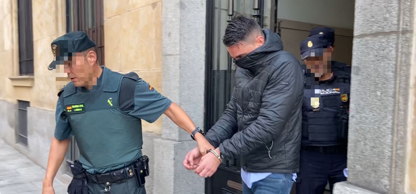 El acusado de matar a una mujer en Santa Marta de Tormes saliendo de la Audiencia Provincial de Salamanca tras conocer el veredicto del jurado popular
