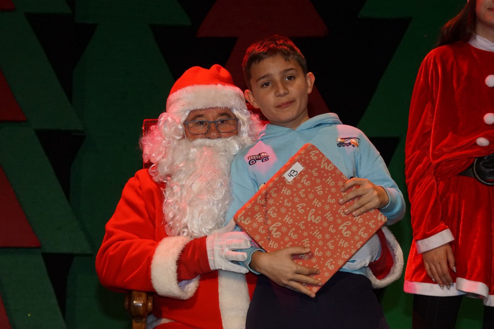 Papá Noel recorre las calles de Alba de Tormes y entrega regalos a los niños