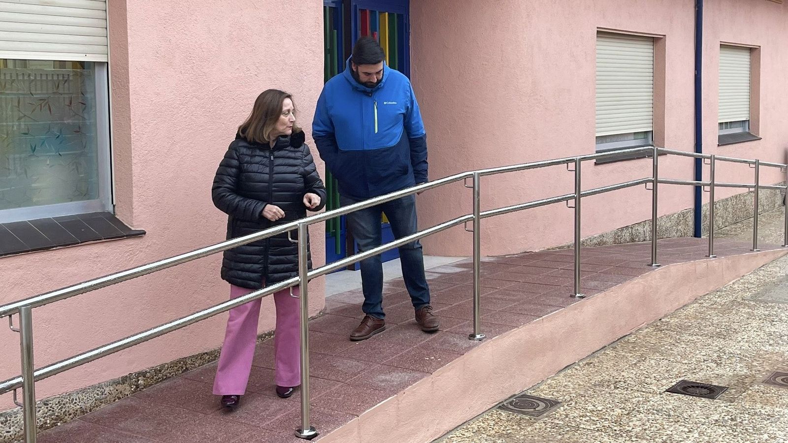 La alcaldesa de Peñaranda y el concejal de Obras visitando el edificio de educación infantil del Severiano Montero