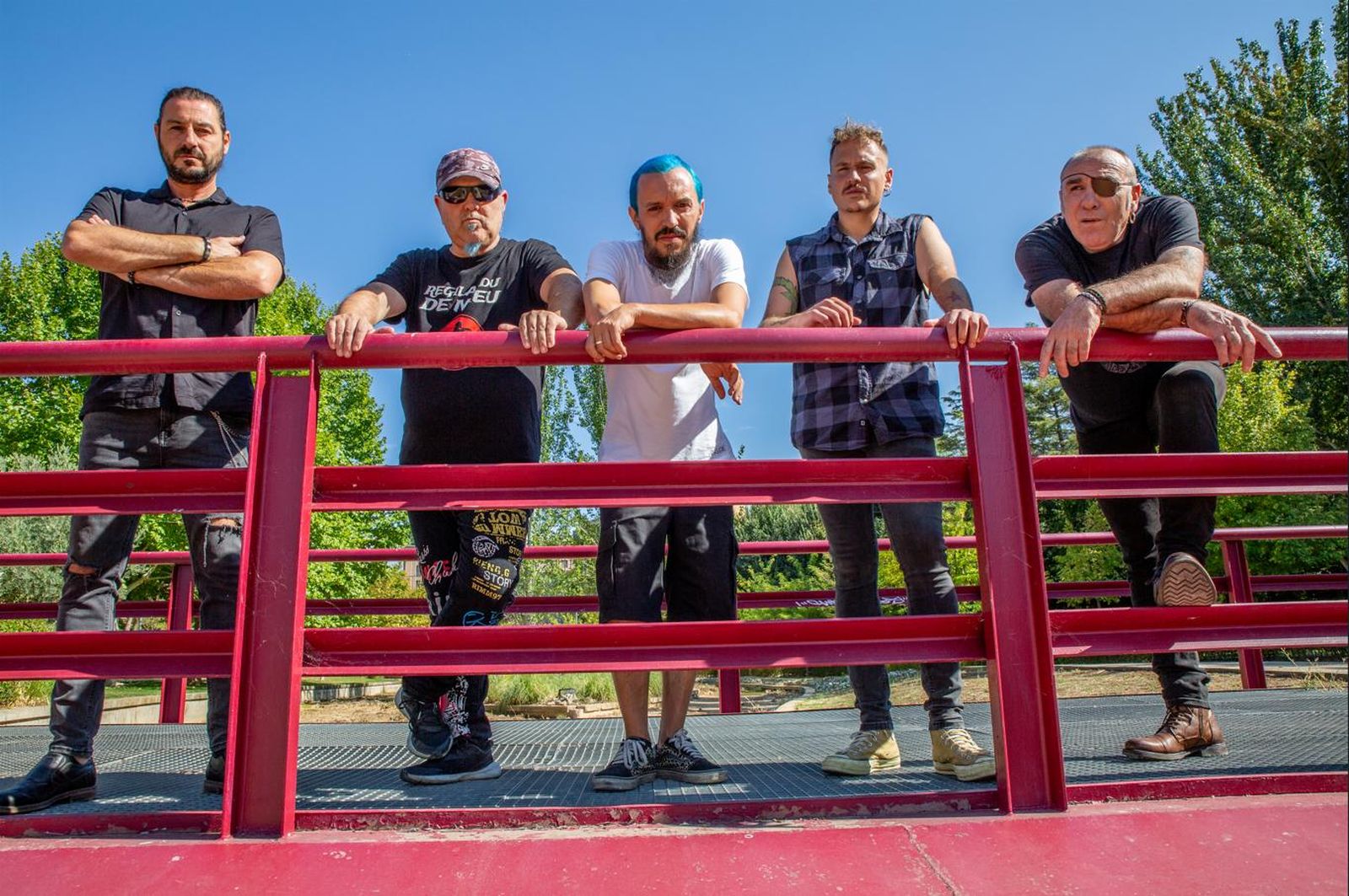 Vito Íñiguez (derecha) junto al resto de Sínkope.