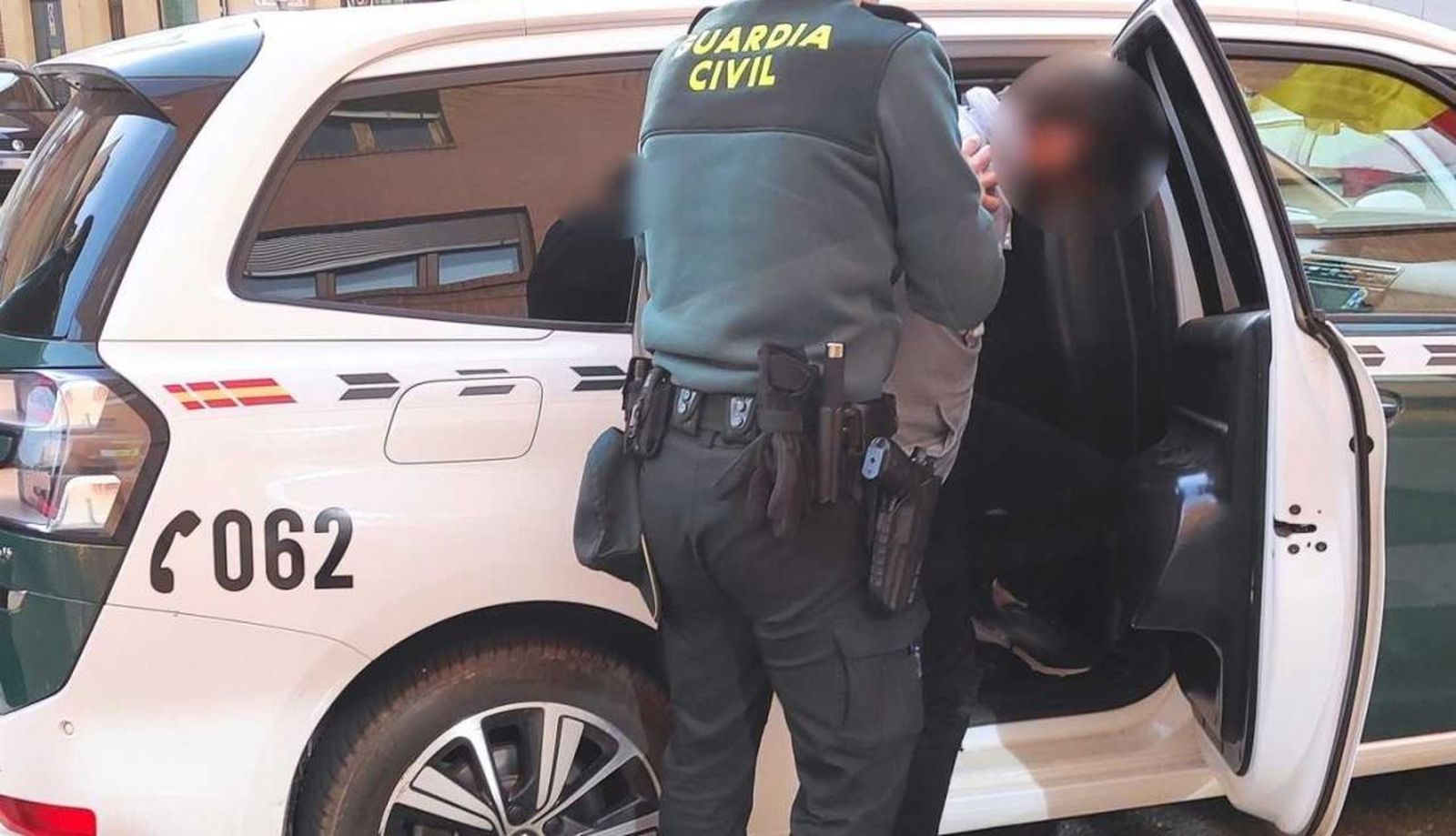 Imagen de archivo de un hombre detenido por la Guardia Civil