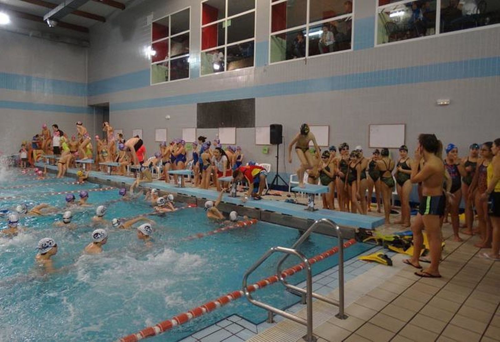 Nuevo material y equipamiento para la Piscina de los Almendros. Archivo.