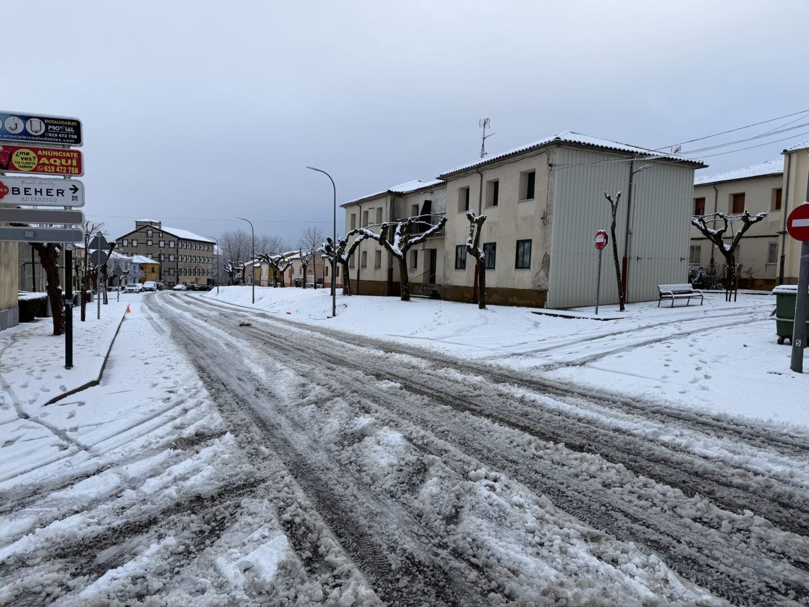 Guijuelo se tiñe de blanco por las nieves de Salamanca y los operarios del Ayuntamiento trabajan en labores de mantenimiento