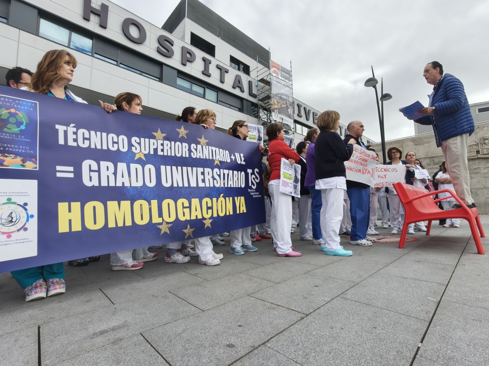 Protestas de los Técnicos Superiores Sanitarios a las puertas del hospital de Salamanca
