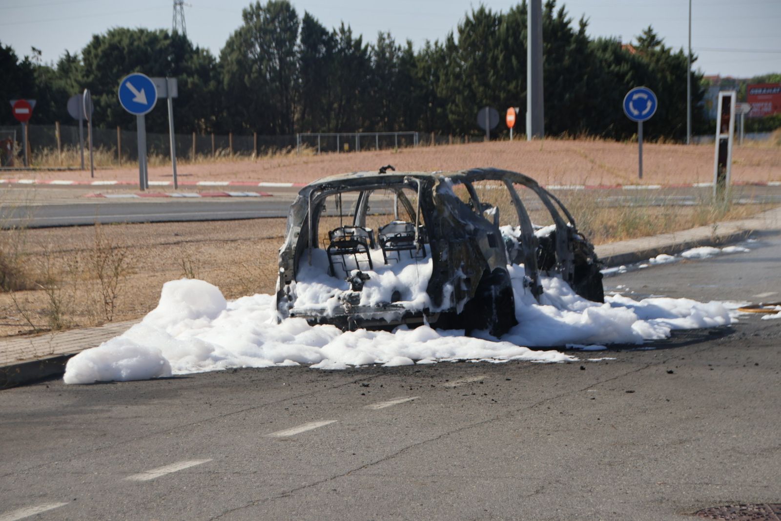 Calcinado un vehículo junto a la carretera de Zamora