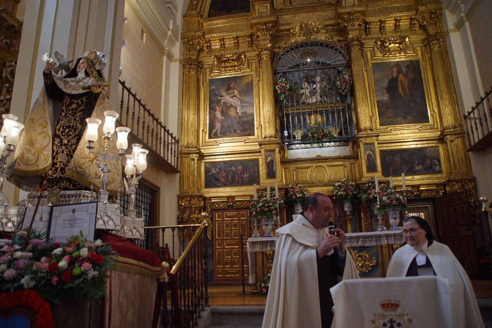 Alba nombra hijo adoptivo al prior Miguel Angel González  (16).jpeg