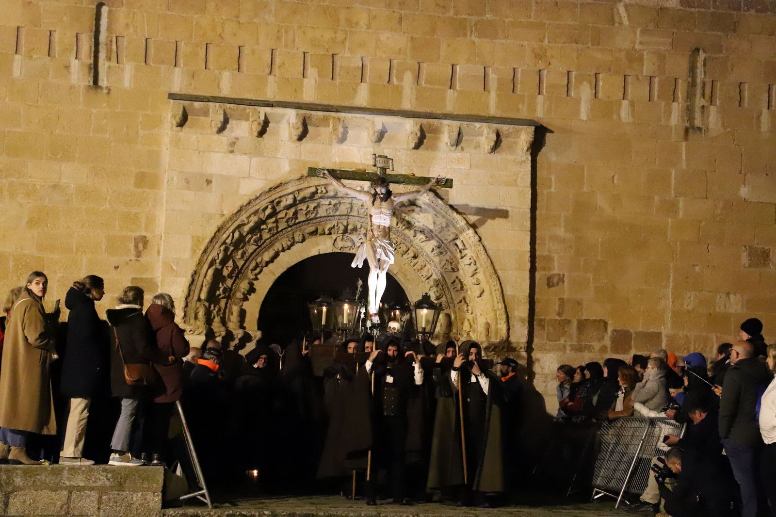 hermandad-del-santisimo-cristo-del-amparo-las-capas-pardas-2023-10