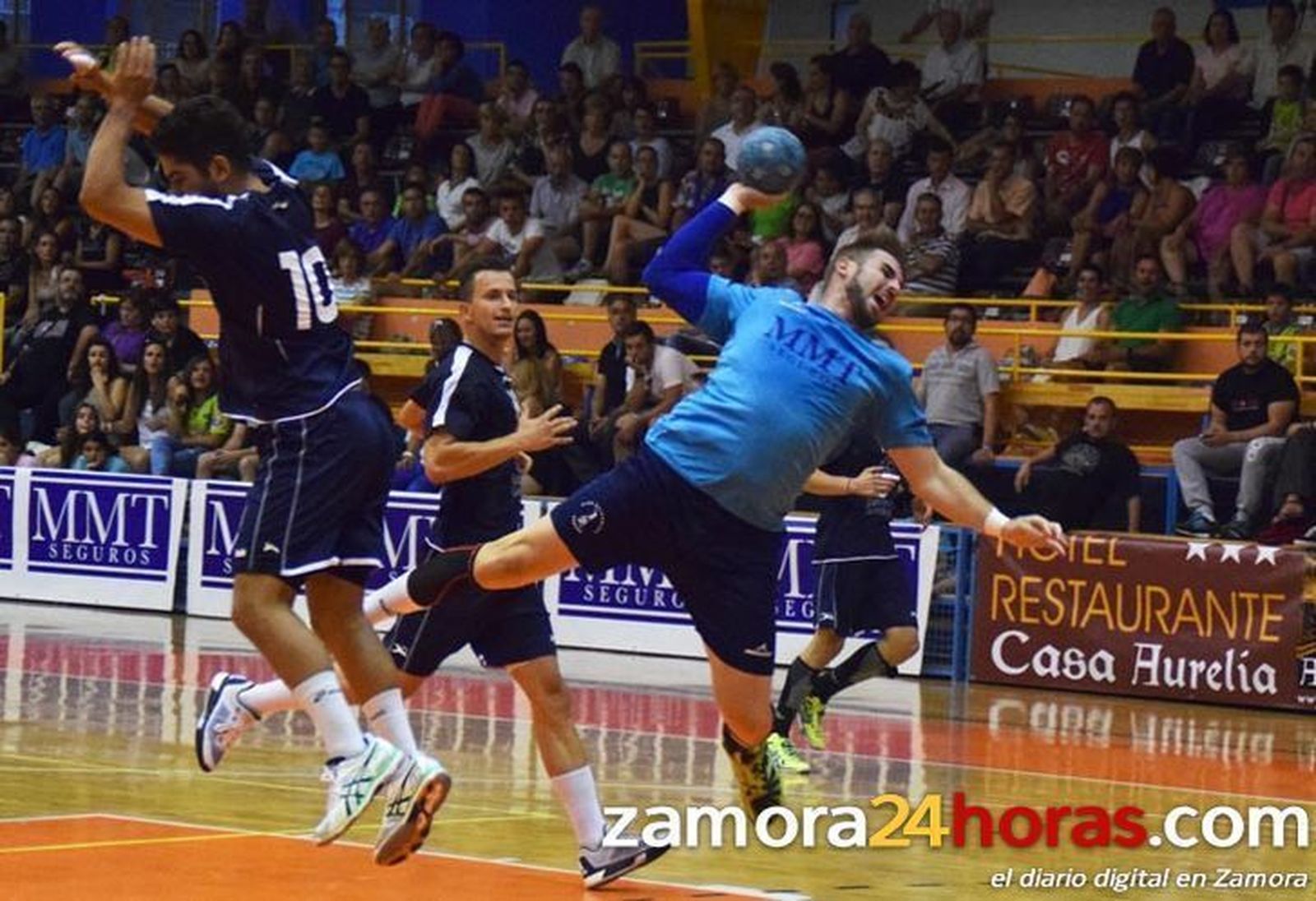 El MMT Seguros se gana el visto bueno de la afición al tutear a un equipo Asobal