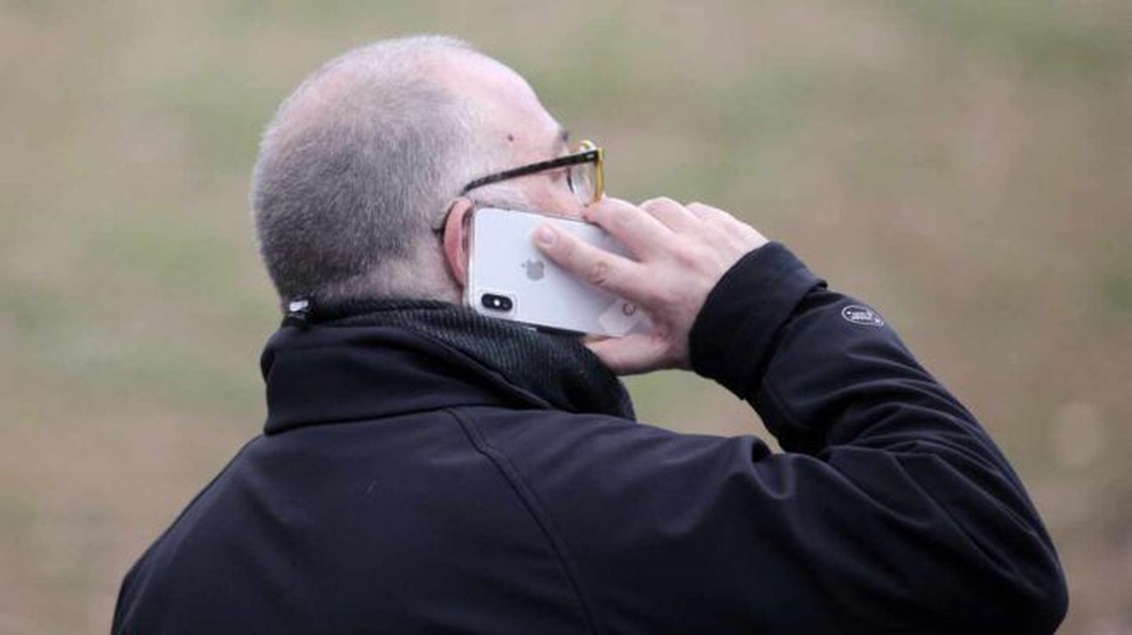 un hombre habla por su telefono movil ep