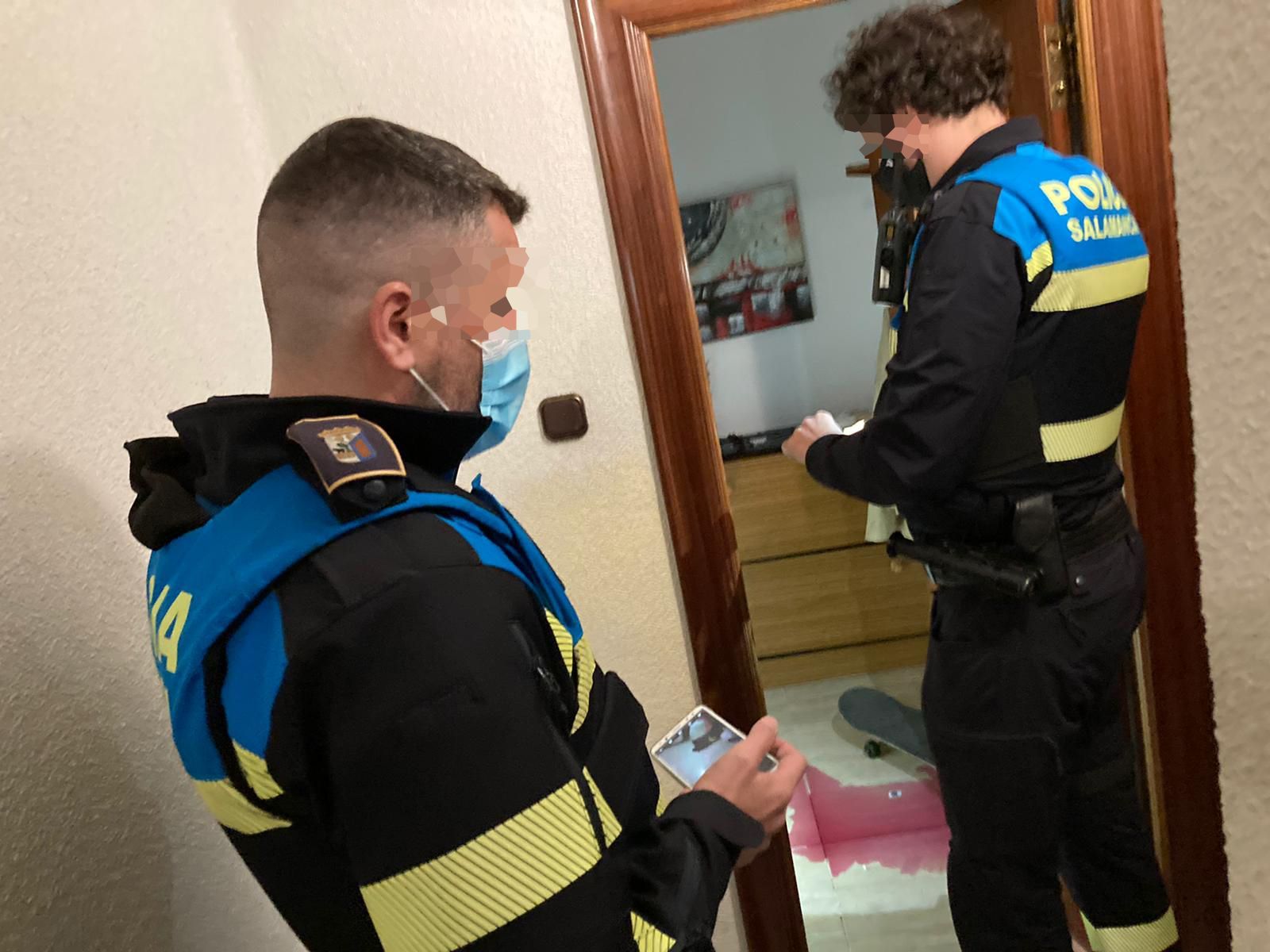 policía local interviene en fiesta