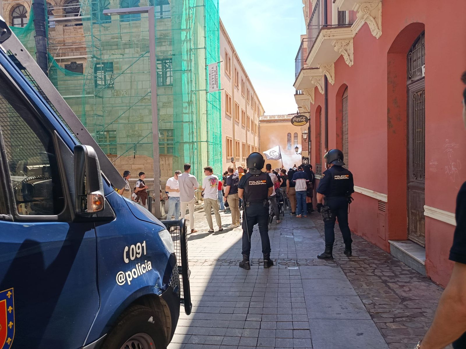 Aficionados de Unionistas caminan hacia el estadio escoltados por la UIP de Valladolid