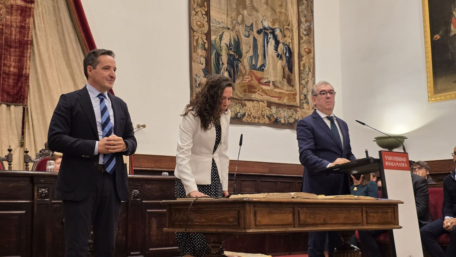 El rector de la Universidad de Salamanca preside el acto de toma de posesión de nuevos cargos académicos y del personal docente e investigador