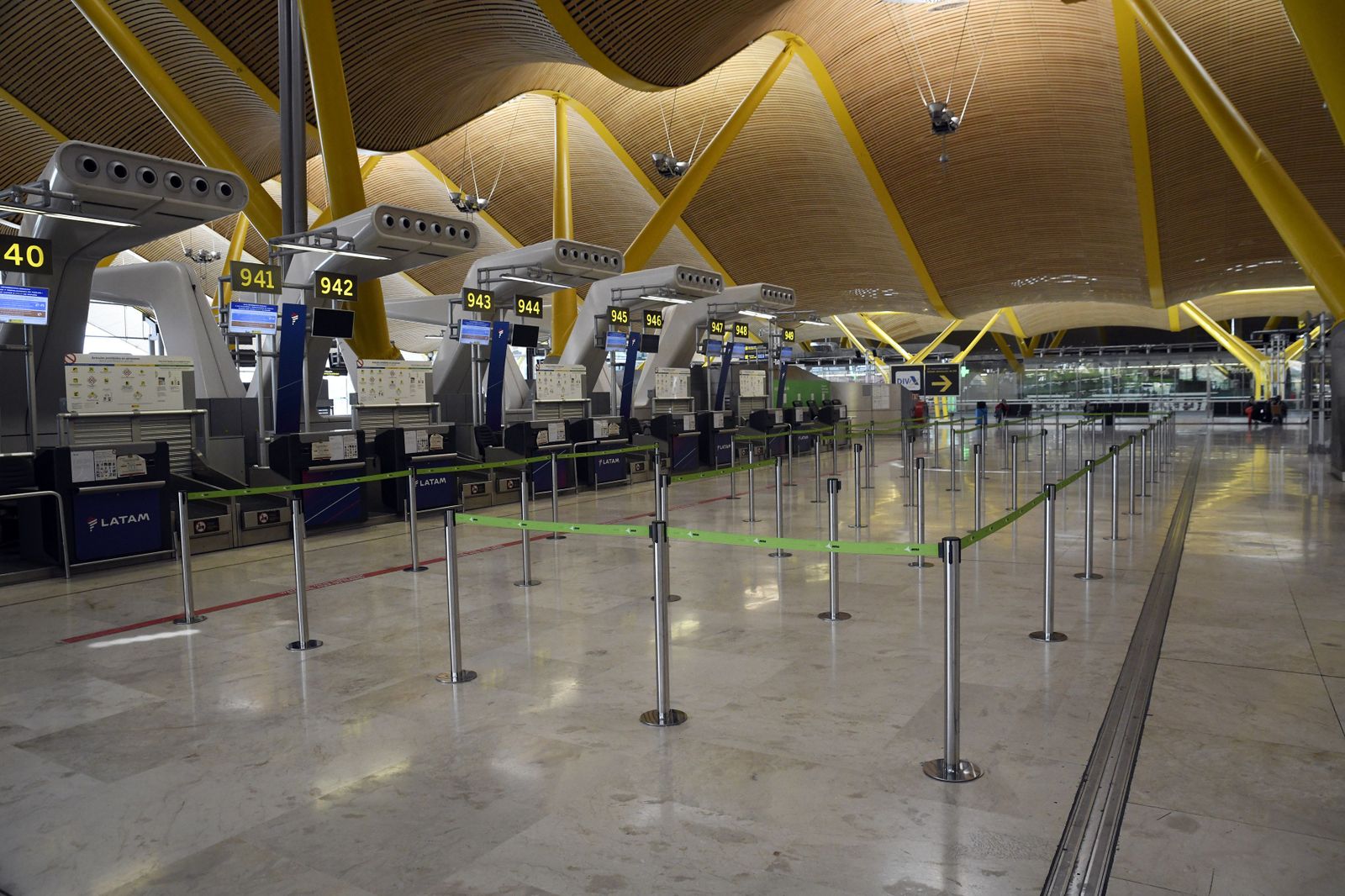 Interior del Aeropuerto Adolfo Suárez Madrid Barajas el mismo día en que empresarios de Madrid Foro Empresarial hayan planteado que se pongan a disposición de los viajeros que lleguen al país test