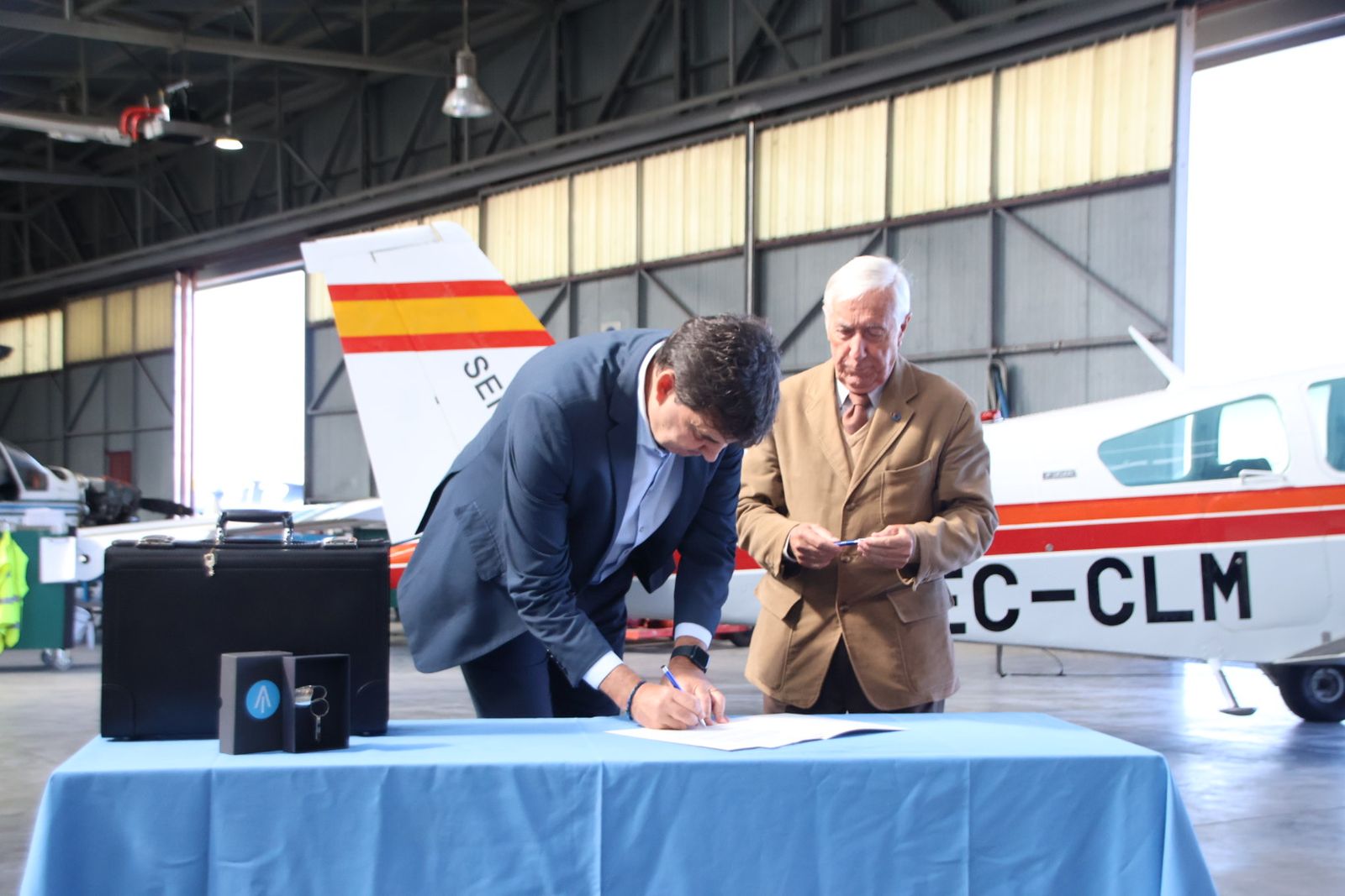 SENASA entrega una avioneta histórica, a la Fundación Infante de Orleans