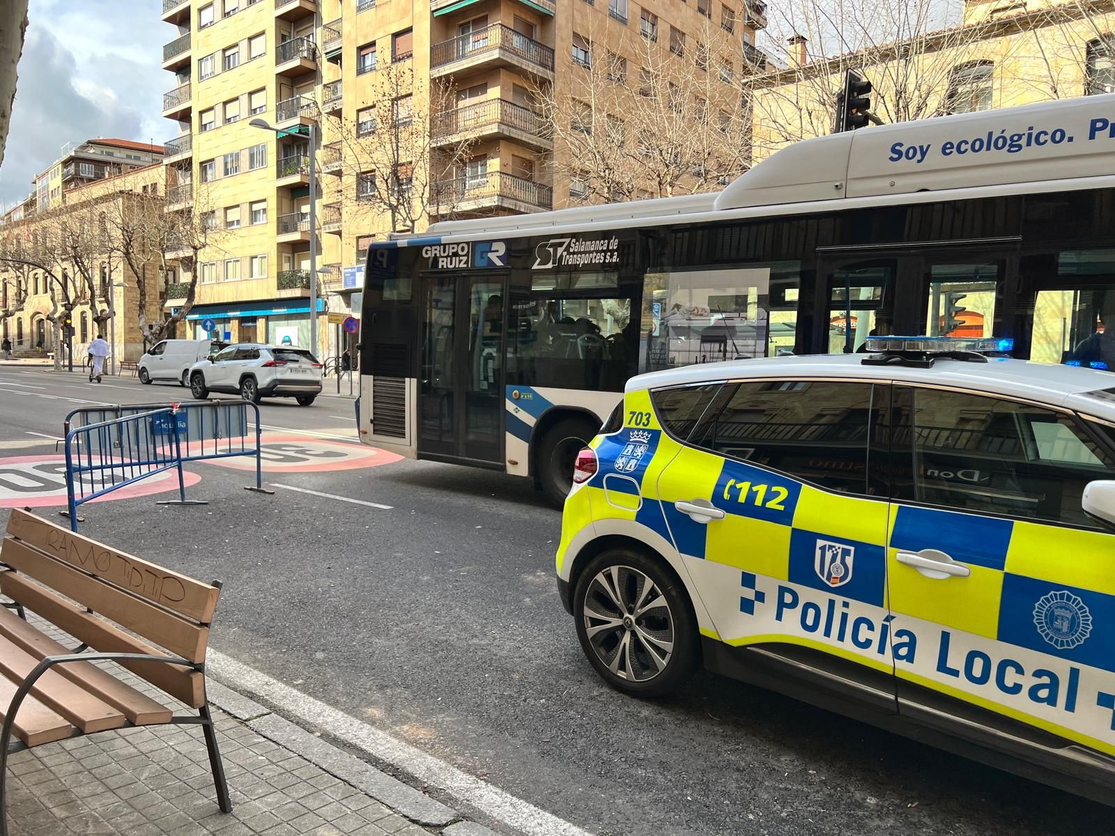 agentes-de-la-policia-local-dirigiendo-el-trafico-en-la-avenida-de-mirat-por-un-fallo-de-los-semaforos-fotos-s24h-9