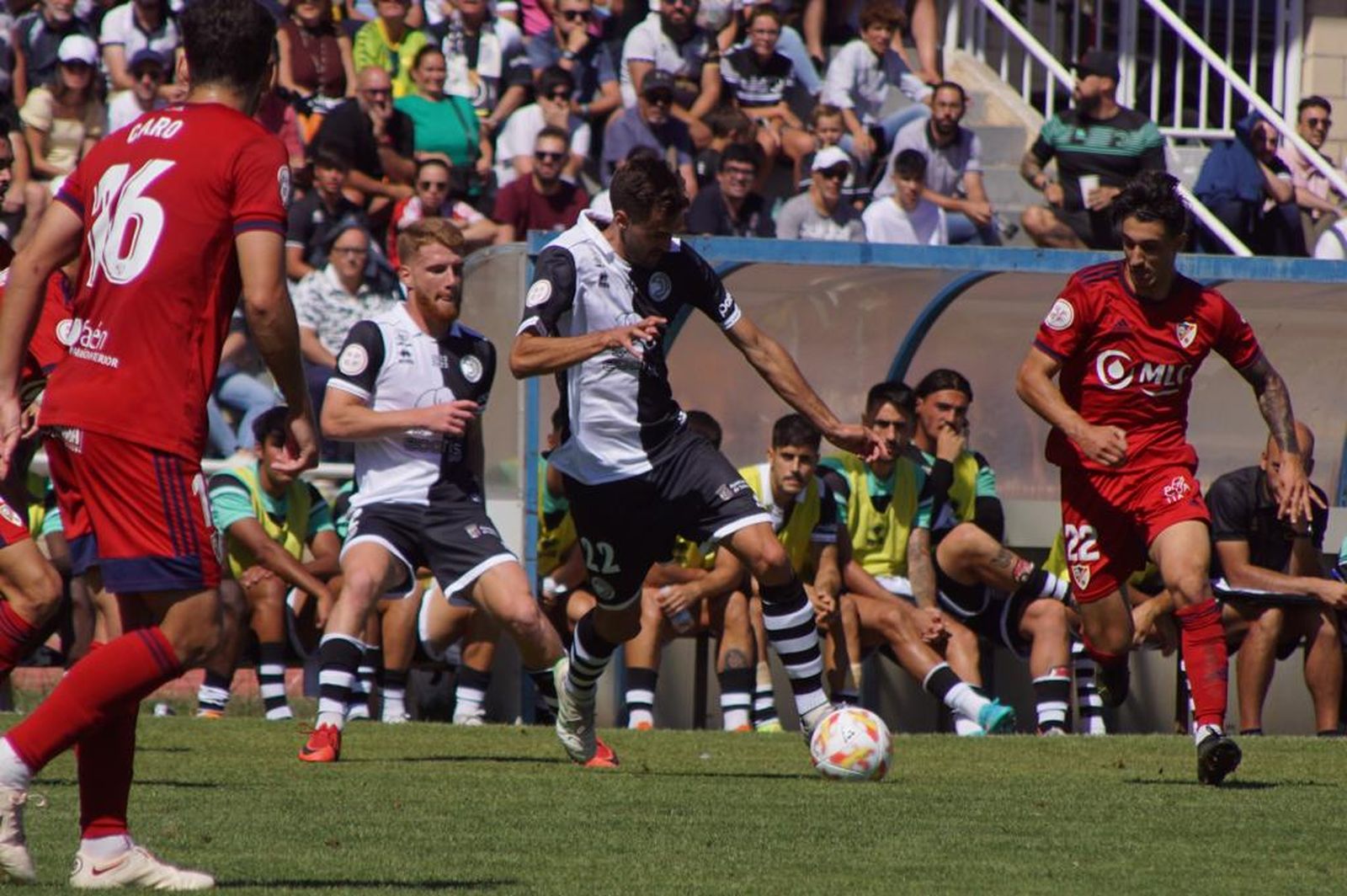 De Miguel, en una acción ante el Linares | FOTO SALAMANCA24HORAS.COM