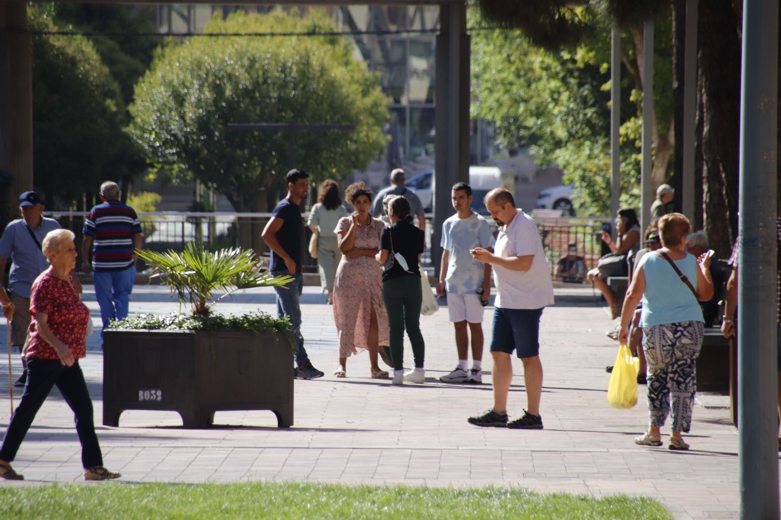 Gente paseando por las calles de Salamanca en verano