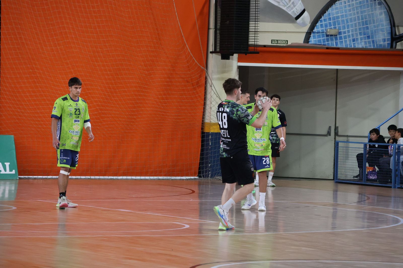 GALERÍA | Duelo de alturas entre el BM Zamora y el Torrelavega