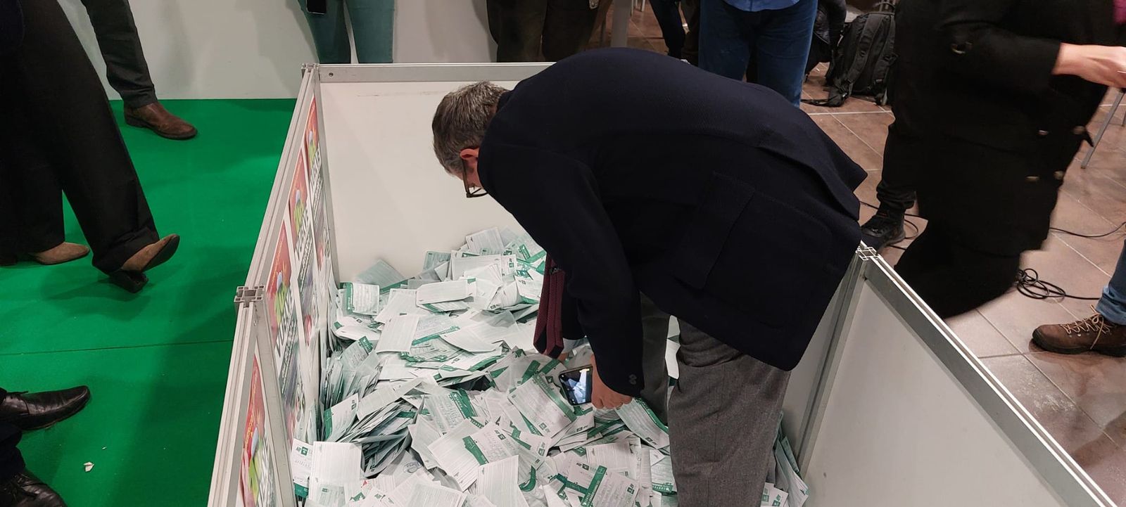 Momento de la selección de las papeletas agraciadas