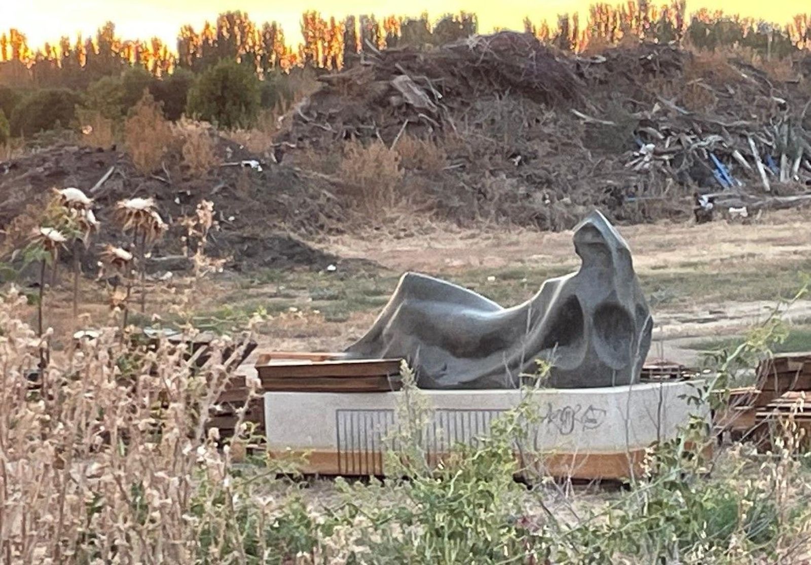 Escultura Náyeda en la escombrera municipal. Foto vía Facebook Joselu Chibus